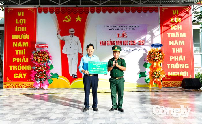Trung tá Phạm Quốc Trung, Đồn trưởng Đồn Biên phòng Rạch Gốc tặng 1.000 quyển tập cho học sinh có hoàn cảnh khó khăn tại Trường Trung học cơ sở Bông Văn Dĩa (xã Phan Ngọc Hiển, Cà Mau).