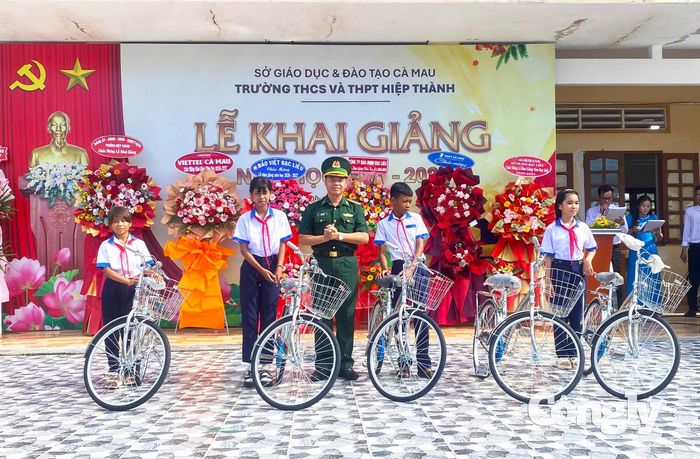 Đại tá Lê Đình Sơn, Phó Chỉ huy trưởng, Tham mưu trưởng BĐBP Cà Mau, tặng học bổng cho các em học sinh tại trường Trung học cơ sở và Trung học phổ thông Hiệp Thành (Phường Hiệp Thành, Cà Mau)