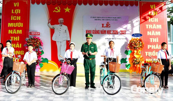 Đại tá Hà Văn Thanh, Chỉ huy trưởng BĐBP tỉnh Cà Mau tặng học bổng và xe đạp cho các em học sinh tại trường Trung học Cơ sở Bông Văn Dĩa (xã Phan Ngọc Hiển, Cà Mau)