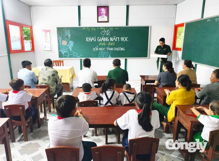 Cán bộ, Chiến sĩ Đồn biên phòng Hòn Chuối và Nhân dân đã tổ chức Lễ khai giảng năm học mới cho các em học sinh “Lớp học tình thương” trên đảo.