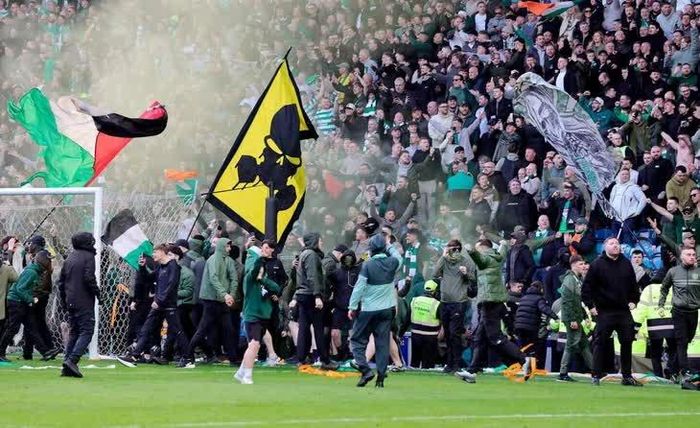 Khung cảnh hỗn loạn sau trận giữa Celtic và Rangers vào tháng 3. Ảnh: PA