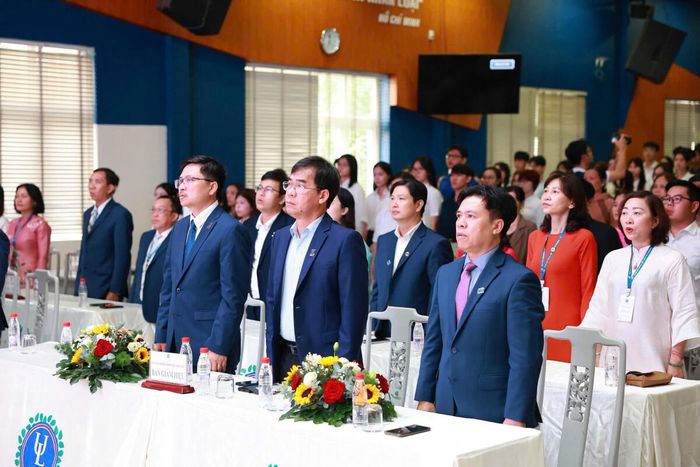 Ban Giám hiệu nhà trường cùng toàn thể sinh viên làm lễ chào cờ.
