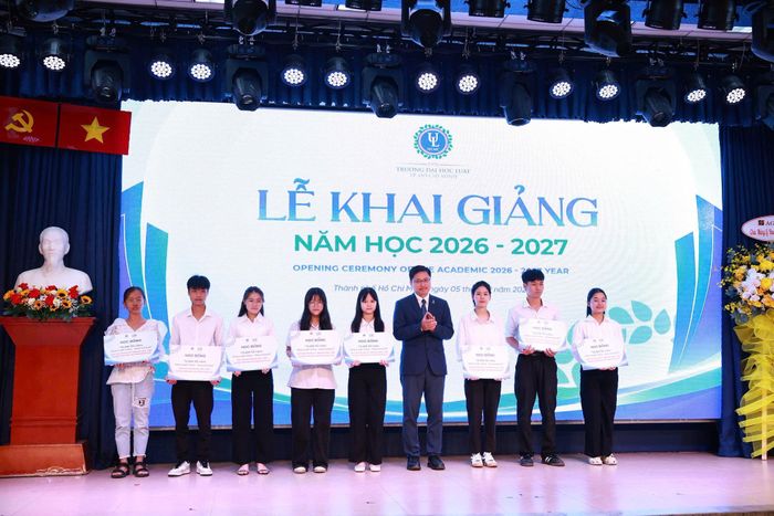 Trao học bổng hơn 192 triệu đồng cho tân sinh viên có hoàn cảnh khó khăn.