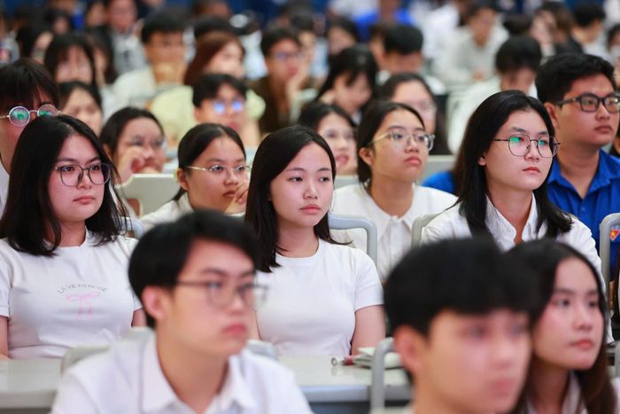 Các em tân sinh viên ngày tựu trường.