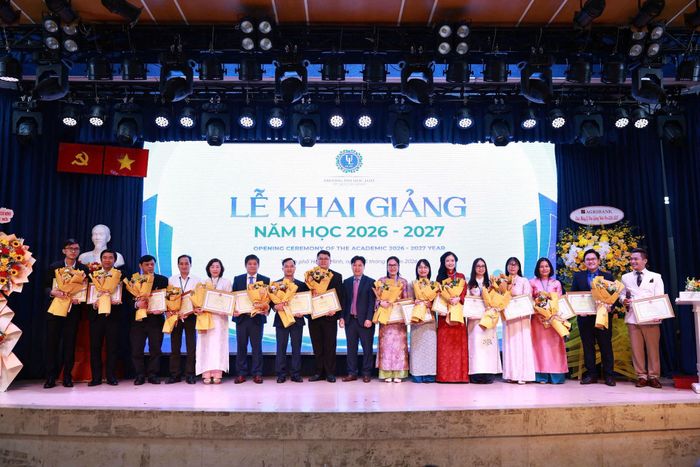 Vinh danh các tập thể, cá nhân và 11 Thủ khoa khóa 51.