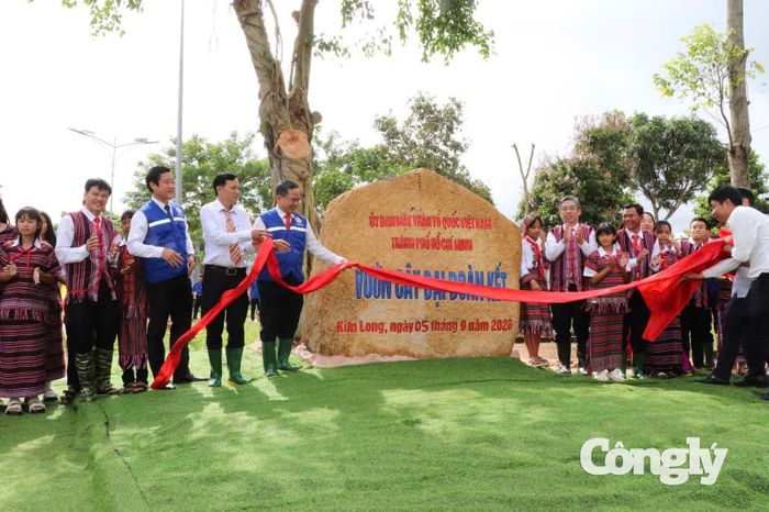 Trao tặng công trình “Vườn cây đại đoàn kết” cho Trường Phổ thông dân tộc nội trú Bà Rịa - Vũng Tàu.