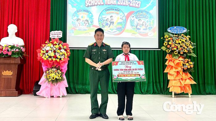 Trao học bổng “Nâng bước em đến trường” cho em Nguyễn Thị Duy Anh, học sinh lớp 6D, Trường THCS Lê Hồng Phong vào sáng 5/9.