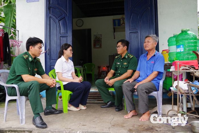Đồn Biên phòng Phước Tỉnh thường xuyên thăm hỏi, động viên gia đình và các cháu trong chương trình “Nâng bước em tới trường”.