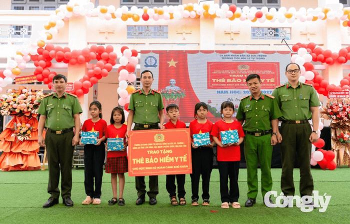 Trao quà và Thẻ bảo hiểm y tế cho học sinh tại Trường Tiểu học Lý Tự Trọng.