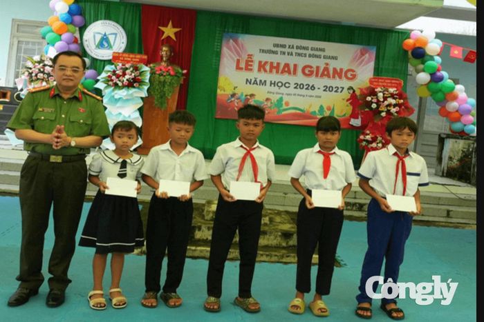 Đại tá Huỳnh Ngọc Liêm, Phó Giám đốc Công an tỉnh, đại biểu Quốc hội khóa XVI trao quà cho học sinh có hoàn cảnh khó khăn nhân dịp khai giảng năm học mới.