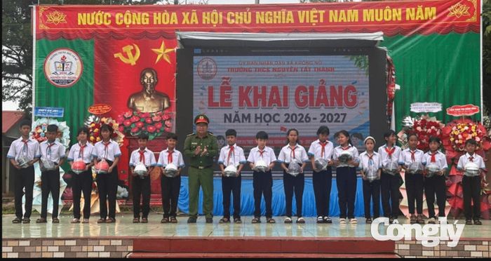 Công an xã Krông Nô tặng quà cho học sinh khó khăn tại Trường THCS Nguyễn Tất Thành.