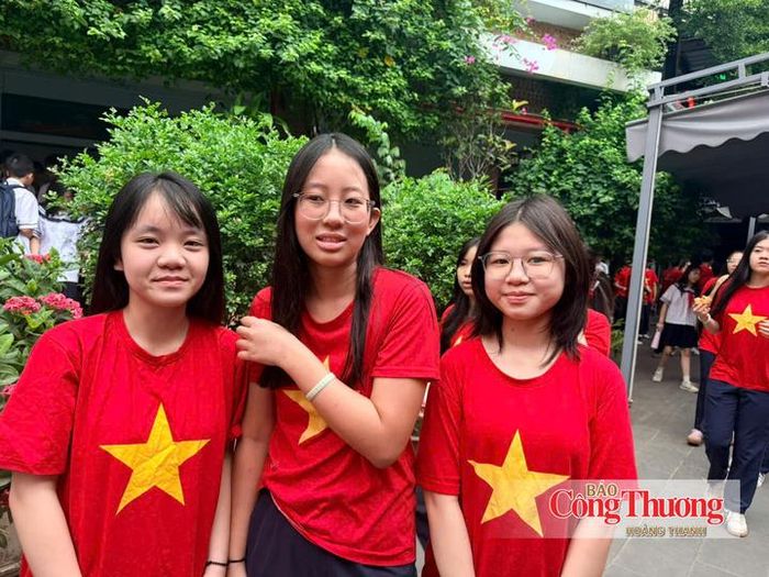 Nguyễn Cao Kiều My (bên trái), học sinh lớp 9N, Trường THCS - THPT Lương Thế Vinh cho biết, bước vào năm học mới, em vừa háo hức vừa ý thức rõ hơn về việc học tập khi đây là năm cuối cấp THCS. “Em mong mình sẽ chủ động hơn trong học tập, cố gắng củng cố kiến thức và chuẩn bị tốt cho những mục tiêu phía trước. Em cũng muốn năm học cuối cấp sẽ có thêm nhiều kỷ niệm đẹp với thầy cô và các bạn”, Kiều My chia sẻ.