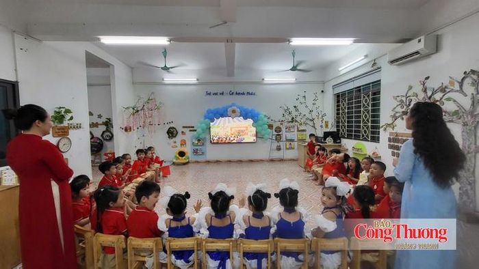 Ban Giám hiệu và học sinh Trường Mầm non Minh Khai cùng dự lễ khai giảng chung toàn quốc.