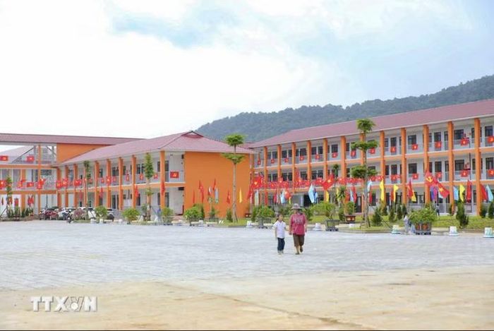 Những dãy nhà lớp học hiện đại ở Trường Phổ thông nội trú Tiểu học và Trung học cơ sở Sam Mứn (Điện Biên) được trang hoàng cờ Đảng, cờ Tổ quốc trước thềm năm học mới. Ảnh: Xuân Tư/TTXVN