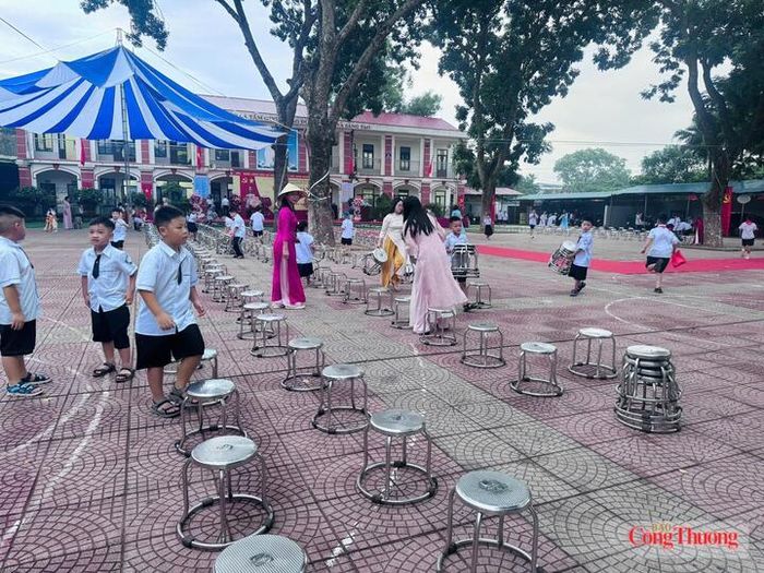 Cô và trò Trường Tiểu học Chương Mỹ 2 sắp xếp ghế ngồi trước giờ khai giảng. 