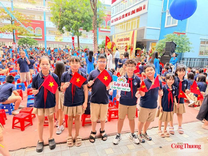 Học sinh Trường Tiểu học Đoàn Thị Điểm - Hà Nội trong lễ khai giảng. 