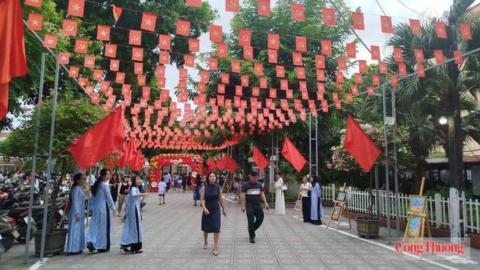 Các cổng trường ở Thủ đô rực rỡ cờ đỏ sao vàng những ngày này.