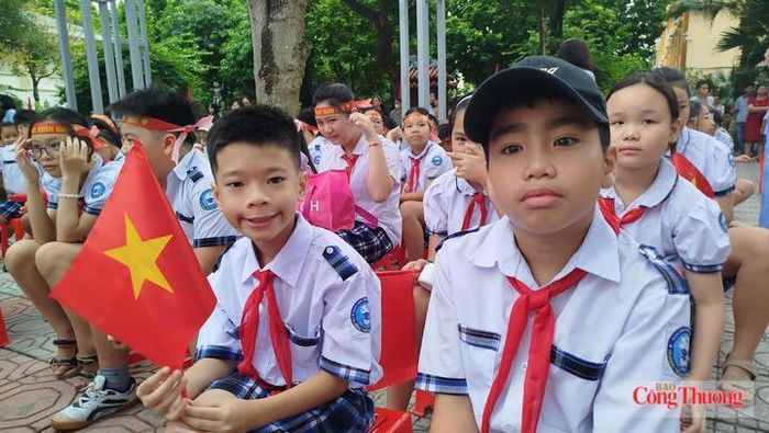 Các em học sinh háo hức chào đón năm học mới.