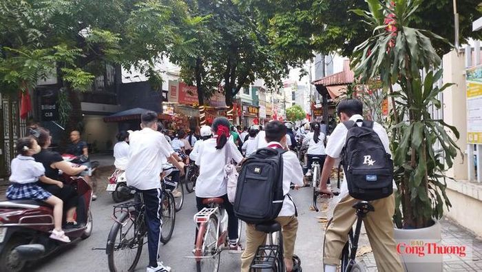 Từ đầu giờ sáng cùng ngày, từng tốp học sinh hối hả trở lại trường sau kỳ nghỉ hè. 