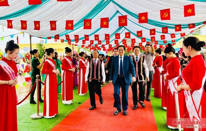 Dự lễ tại điểm cầu Trường Phổ thông nội trú Tiểu học và THCS Ia Púch có Phó Thủ tướng Chính phủ Hồ Quốc Dũng.