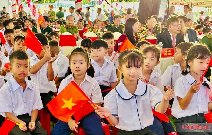 Sáng 5/9, cùng với học sinh cả nước, hơn 734.000 học sinh trên địa bàn tỉnh Gia Lai đồng loạt bước vào năm học 2026-2027.