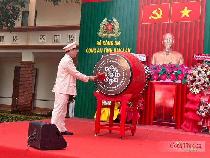 Đại tá Mai Hữu Vạn, Hiệu trưởng Trường Văn hóa Công an nhân dân II đánh trống khai giảng năm học mới.