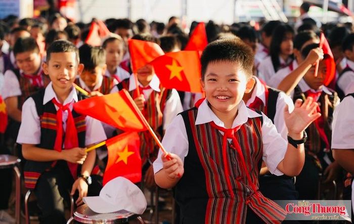  Niềm vui của học sinh xã A Lưới 3 trong ngày khai giảng đầu năm học 2026 - 2027.