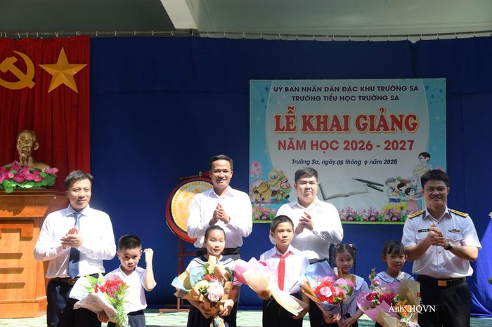 Chỉ huy đảo Trường Sa tặng quà và hoa chúc mừng giáo viên, học sinh nhà trường nhân dịp năm học mới.