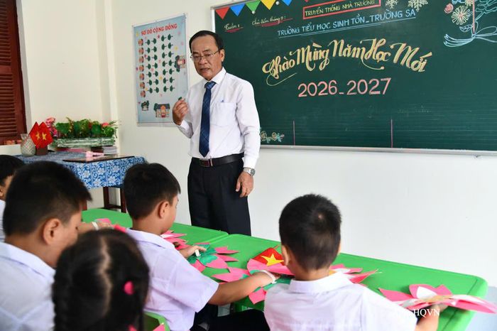 Thầy giáo Phan Quang Tuấn, Trường Tiểu học Sinh Tồn gặp gỡ các em học sinh sau lễ khai giảng.