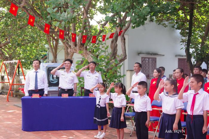 Lễ chào cờ trang nghiêm trong buổi Lễ khai giảng tại Trường tiểu học Trường Sa.