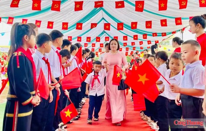 Không khí khai trường tại Ia Púch năm nay càng đặc biệt khi đây là lần đầu tiên học sinh được đón năm học mới dưới mái trường nội trú liên cấp vừa hoàn thành.