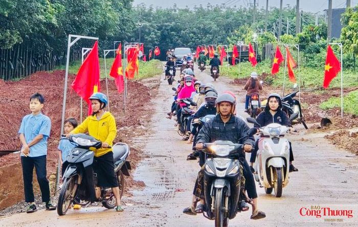 Các bậc phụ huynh cũng hồi hộp không kém trong ngày khai giảng khi được tận mắt nhìn thấy nơi con mình sẽ học tập, ăn ở và trưởng thành trong những năm tới.
