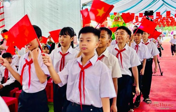Học sinh vùng biên háo hức trong ngày khai giảng năm học mới.