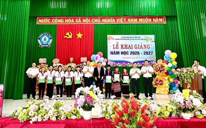 Lữ đoàn 682 tặng quà nhà trường và các em học sinh có hoàn cảnh khó khăn, vươn lên trong học tập.