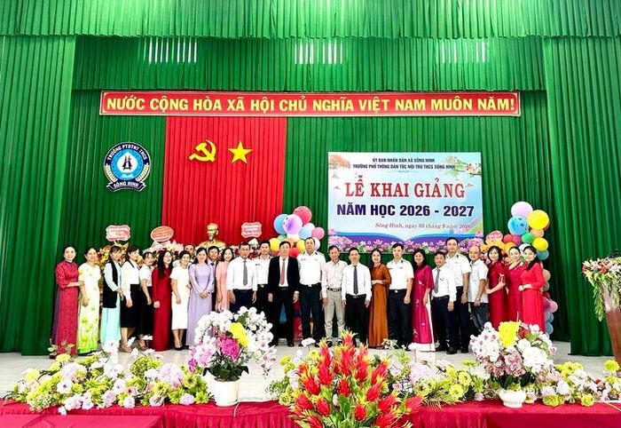 Đoàn công tác Lữ đoàn 682 chụp ảnh cùng thầy, cô giáo nhà trường.