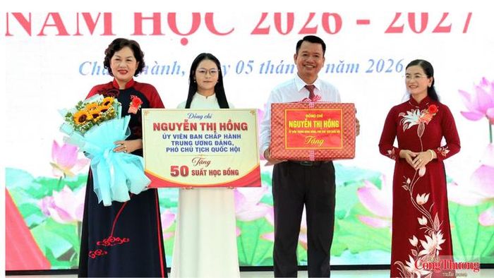 Phó Chủ tịch Quốc hội Nguyễn Thị Hồng tặng học bổng và quà cho tập thể nhà trường và học sinh Trường THCS và THPT Ngã Sáu.