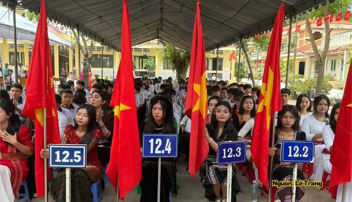Học sinh dự Lễ Khai giảng năm học mới tại Trường Phổ thông Dân tộc nội trú tỉnh, phường Hàm Thắng.
