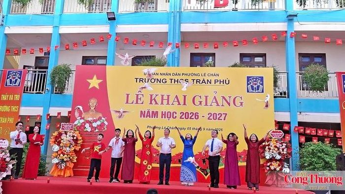 Thầy trò Trường THCS Trần Phú, TP. Hải Phòng cùng chung niềm vui trong ngày khai giảng năm học 2026-2027.