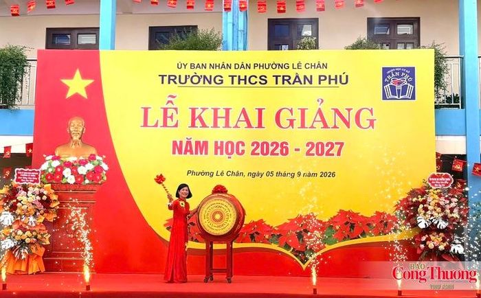 Hiệu trưởng Trường THCS Trần Phú, phường Lê Chân, TP. Hải Phòng Lê Thị Minh Tâm thực hiện nghi thức đánh trống khai giảng năm học 2026-2027.