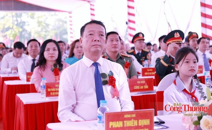 Ông Nguyễn Duy Lâm - Ủy viên Trung ương Đảng, Bí thư Tỉnh ủy Hà Tĩnh và ông Phan Thiên Định - Phó Bí thư Tỉnh ủy, Chủ tịch UBND tỉnh Hà Tĩnh tham dự tại điểm cầu Trường Phổ thông nội trú liên cấp TH&THCS Sơn Kim 1.