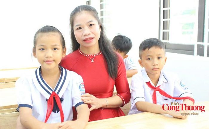 Cách điểm Trường Sơn Kim 1 không xa, Trường Phổ thông nội trú liên cấp TH&THCS Hương Khê (thuộc địa phận xã Hương Khê) cũng chính thức mở cổng đón những lứa học sinh đầu tiên trong hệ thống cơ sở hạ tầng vừa hoàn thiện.