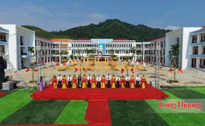Trường Phổ thông nội trú liên cấp TH&THCS Sơn Kim 1 được đầu tư hơn 140,7 tỷ đồng, đáp ứng trọn vẹn các tiêu chuẩn hạ tầng hiện đại. Về quy mô đào tạo trong năm học này, nhà trường đón nhận tổng cộng 1.251 học sinh, được biên chế thành 36 lớp học.