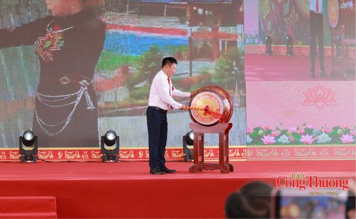 Thầy Lương Sỹ Hiệp, Hiệu trưởng Trường Phổ thông nội trú liên cấp TH&THCS Sơn Kim 1, khẳng định năm học 2026-2027 là một năm học mang ý nghĩa chiến lược khi lễ khai giảng diễn ra song song với nghi thức cắt băng khánh thành, chính thức đưa công trình trường mới vào vận hành. Thầy Hiệp thông tin chi tiết thêm, công trình được đầu tư đồng bộ, hiện đại với đầy đủ các phân khu hạng mục phục vụ công tác dạy học, chăm sóc, nuôi dưỡng học sinh; trong đó điểm nhấn là khu bán trú và nội trú đạt tiêu chuẩn cao.