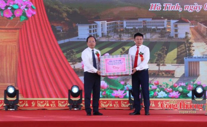 Lãnh đạo tỉnh Hà Tĩnh trao quà của Tổng Bí thư, Chủ tịch nước Tô Lâm cho trường Phổ thông nội trú liên cấp TH&THCS Sơn Kim 1.