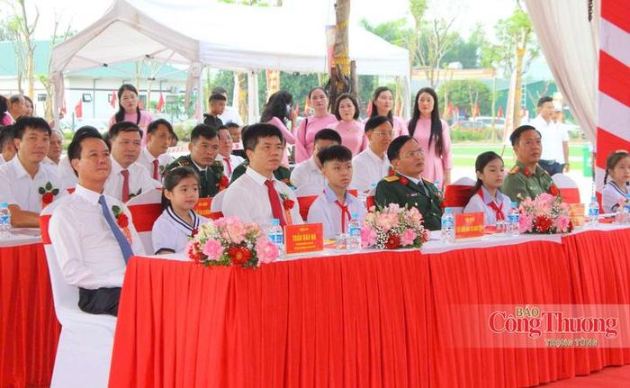 Dự án trường học này được đầu tư gần 160 tỷ đồng, quy hoạch và xây dựng bài bản trên quỹ đất rộng hơn 5 hecta. Bước vào năm học 2026-2027, Trường Phổ thông nội trú liên cấp TH&THCS Hương Khê thực hiện công tác tuyển sinh 39 lớp với tổng số lượng chạm mức 1.640 học sinh.