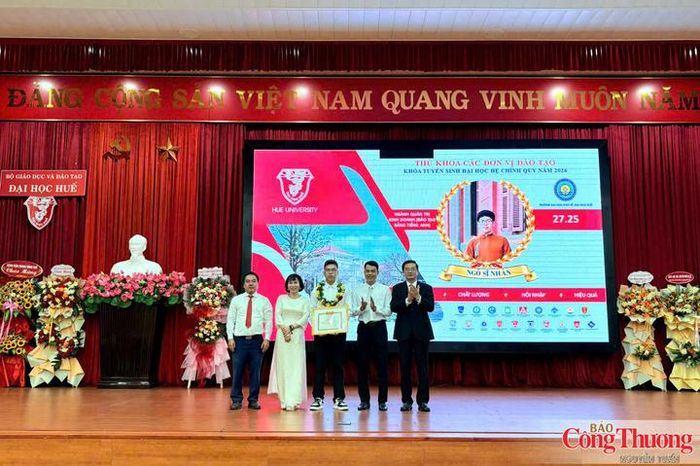  Tuyên dương, trao thưởng cho các thủ khoa đỗ vào Đại học Huế năm học 2026 - 2027