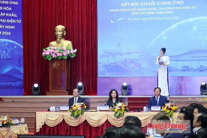 Thứ trưởng Bộ Công Thương Phan Thị Thắng; Chủ tịch UBND tỉnh Tây Ninh Lê Văn Hẳn; Phó Chủ tịch Thường trực UBND tỉnh Tây Ninh Nguyễn Hồng Thanh đồng chủ trì hội nghị.