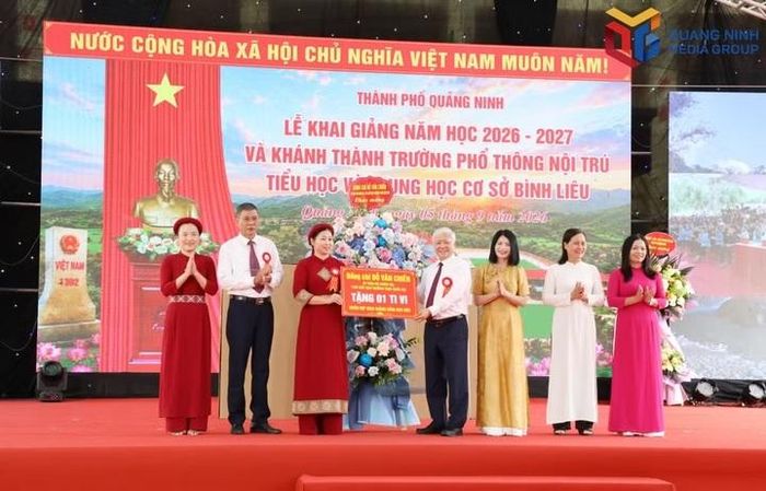 Đồng chí Đỗ Văn Chiến trao hoa và tivi tặng thầy trò Trường Phổ thông nội trú Tiểu học và Trung học cơ sở Bình Liêu. Ảnh: Quang Ninh Media Group 