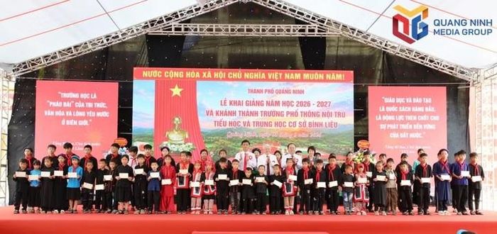 Các đồng chí lãnh đạo Trung ương, lãnh đạo thành phố Quảng Ninh trao quà tặng các  học sinh có hoàn cảnh khó khăn Trường Phổ thông nội trú TH và THCS Bình Liêu. Ảnh: Quang Ninh Media Group 