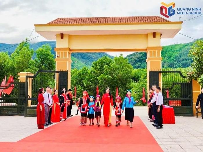 Thầy trò Trường Phổ thông nội trú Tiểu học và Trung học cơ sở Bình Liêu, TP. Quảng Ninh trong ngày hội đến trường. Ảnh: Quang Ninh Media Group 